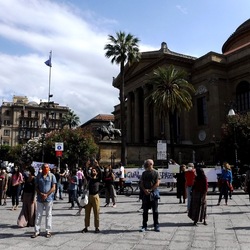 TEATRANTI che manifestano. Fotografie di Giulio Azzarello ©2020. TEATRANTI che manifestano. Fotografie di Giulio Azzarello ©2020.
