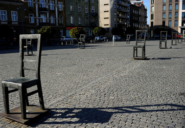 LA SEDIA DELLA MEMORIA nel quartiere ebraico di Cracovia. Fotografie di Giulio Azzarello &copy;2016.