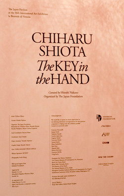 BIENNALE di VENEZIA padiglione giapponese. Foto di Giulio Azzarello &copy;2015 2016. Opera di Chiharu Shiota The KEY in the HAND .