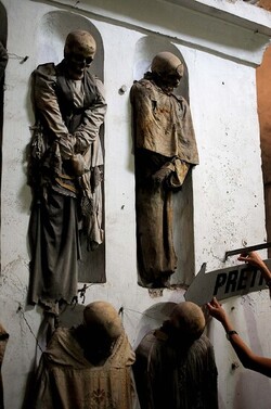 LE CATACOMBE dei cappuccini a Palermo in Sicilia. Fotografie di Giulio Azzarello &copy;2014.