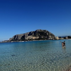 MONDELLO. Fotografie di Giulio Azzarello ©2024. MONDELLO. Fotografie di Giulio Azzarello ©2024.