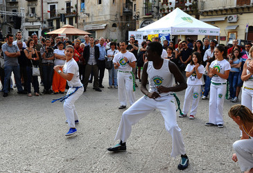 DANZE BRASILIANE E DANZATORI MULTIETNICI a Monreale in Sicilia. Fotografie di Giulio Azzarello &copy;2014.