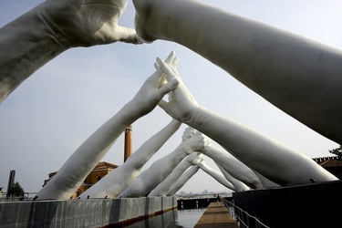 LE MANI DI LORENZO QUENN Biennale di Venezia. Fotografie di Giulio Azzarello &copy;2020.