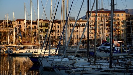 BARCHE. Fotografie di Giulio Azzarello ©2022. BARCHE. Fotografie di Giulio Azzarello ©2022.