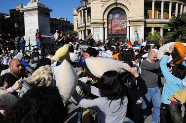 LOTTA DI CUSCINI flash mob fotografie di Giulio Azzarello ©2014. LOTTA DI CUSCINI flash mob fotografie di Giulio Azzarello ©2014.