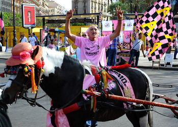 I TIFOSI DEL PALERMO CALCIO in piazza per festeggiare. Fotografie di Giulio Azzarello ©2014. I TIFOSI DEL PALERMO CALCIO in piazza per festeggiare. Fotografie di Giulio Azzarello ©2014.