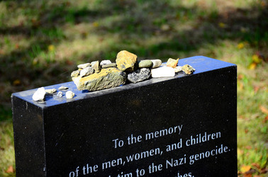AUSCHHWITZ BIRKENAU le lapidi della memoria. Fotografie di Giulio Azzarello &copy;2016.