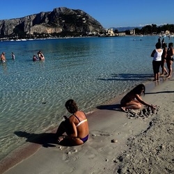 MONDELLO. Fotografie di Giulio Azzarello ©2024. MONDELLO. Fotografie di Giulio Azzarello ©2024.