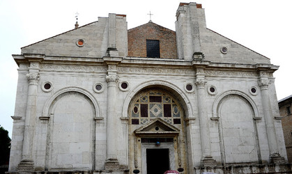 TEMPIO MALATESTIANO e SPIAGGIA di Rimini. Fotografie di Giulio Azzarello &copy;2016.