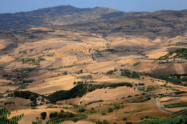GANCI comune e antico borgo medievale delle Madonie in Sicilia. Fotografie di Giulio Azzarello &copy;2014.