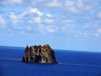 STROMBOLI fotografie di Giulio Azzarello ©2020. STROMBOLI fotografie di Giulio Azzarello ©2020.