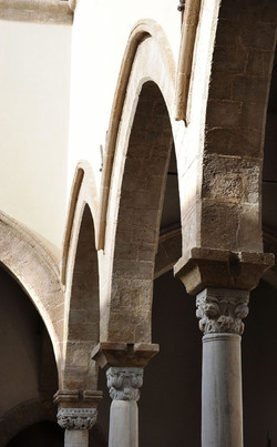 LOGGIATO arabo normanno allo Steri di Palermo. Fotografie di Giulio Azzarello &copy;2014.