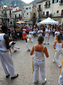 DANZE BRASILIANE E DANZATORI MULTIETNICI a Monreale in Sicilia. Fotografie di Giulio Azzarello &copy;2014.