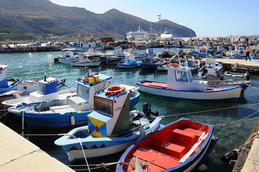 Il PORTO DI FAVIGNANA in Sicilia visioni panoramiche o particolari. Fotografie di Giulio Azzarello &copy;2014.