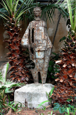 ANGELO DENARO pittore artista siciliano con la sua scultura di ferro. Fotografie di Giulio Azzarello &copy;2014.