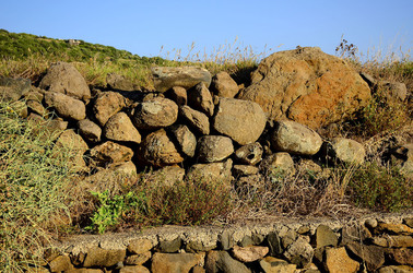 ISOLA DI USTICA pietre. Fotografie di Giulio Azzarello &copy;2016.