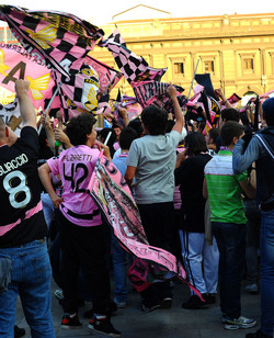I TIFOSI DEL PALERMO CALCIO in piazza per festeggiare. Fotografie di Giulio Azzarello ©2014. I TIFOSI DEL PALERMO CALCIO in piazza per festeggiare. Fotografie di Giulio Azzarello ©2014.