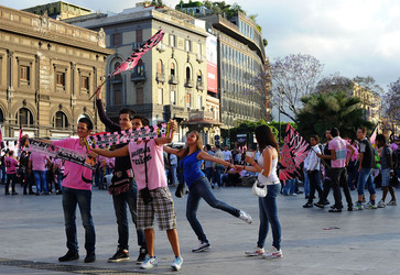 I TIFOSI DEL PALERMO CALCIO in piazza per festeggiare. Fotografie di Giulio Azzarello ©2014. I TIFOSI DEL PALERMO CALCIO in piazza per festeggiare. Fotografie di Giulio Azzarello ©2014.