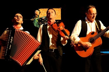 SERENATA fotografie di Giulio Azzarello ©2020. SERENATA fotografie di Giulio Azzarello ©2020.
