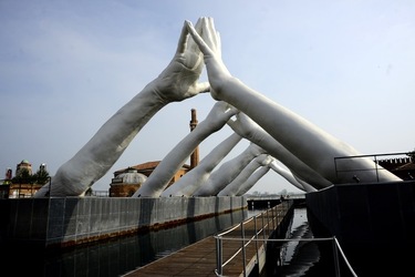 LE MANI DI LORENZO QUENN Biennale di Venezia. Fotografie di Giulio Azzarello &copy;2020.