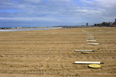 TEMPIO MALATESTIANO e SPIAGGIA di Rimini. Fotografie di Giulio Azzarello &copy;2016.