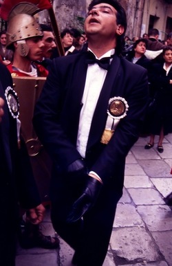 PROCESSIONE RELIGIOSA fotografie di Giulio Azzarello &copy;2022.