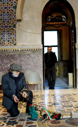 Mimmo Cuticchio in un suo spettacolo. Fotografie di Giulio Azzarello &copy;2017.