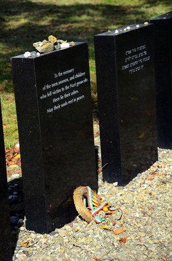 AUSCHHWITZ BIRKENAU le lapidi della memoria. Fotografie di Giulio Azzarello &copy;2016.