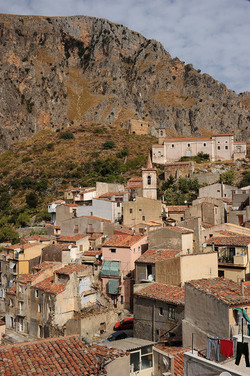 ISNELLO in Sicilia comune e paese del territorio delle madonie. Fotografie di Giulio Azzarello &copy;2014.