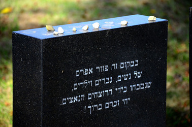 AUSCHHWITZ BIRKENAU le lapidi della memoria. Fotografie di Giulio Azzarello &copy;2016.