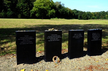AUSCHHWITZ BIRKENAU le lapidi della memoria. Fotografie di Giulio Azzarello &copy;2016.