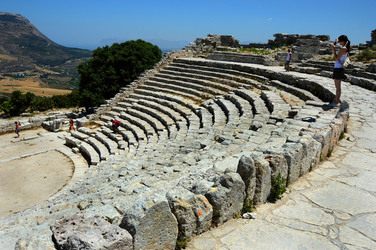 SEGESTA il sito archeologico il teatro greco e l acropoli. Panorami e particolari. Fotografie di Giulio Azzarello &copy;2014.