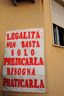 IL MURO DELL ANTIMAFIA e della legalit&agrave; a Partinico in Sicilia. Fotografie di Giulio Azzarello &copy;2014.