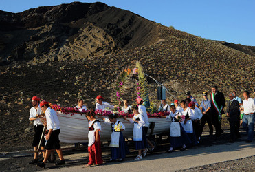 PROCESSIONE RELIGIOSA DEL MARE a Linosa. Fotografie di Giulio Azzarello ©2014. PROCESSIONE RELIGIOSA DEL MARE a Linosa. Fotografie di Giulio Azzarello ©2014.