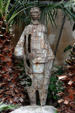 ANGELO DENARO pittore artista siciliano con la sua scultura di ferro. Fotografie di Giulio Azzarello &copy;2014.