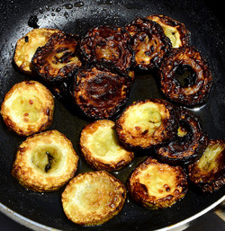 SAPORI zucchine fritte della tipica e tradizionale cucina siciliana. Fotografie di Giulio Azzarello &copy; 2014.