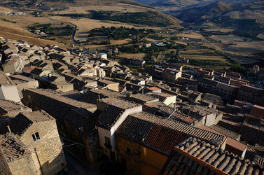 GANCI comune e antico borgo medievale delle Madonie in Sicilia. Fotografie di Giulio Azzarello &copy;2014.