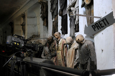 Le CATACOMBE di Palermo documentario film. Fotografie di scena e set di Giulio Azzarello &copy;2014.