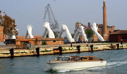 LE MANI DI LORENZO QUENN Biennale di Venezia. Fotografie di Giulio Azzarello &copy;2020.