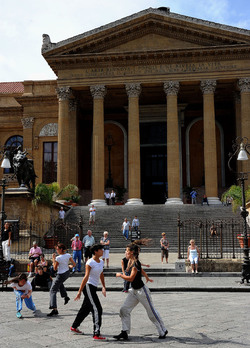 DANZE URBANE contemporanee per le vie di Palermo. Fotografie di Giulio Azzarello &copy;2014.