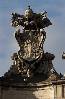LE SCULTURE DI SAN PIETRO sopra il colonnato a Roma. Fotografie di Giulio Azzarello &copy;2014.