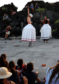 TRAMPOLIERI A LINOSA in Sicilia tutti i momenti dello spettacolo. Fotografie di Giulio Azzarello &copy;2014.