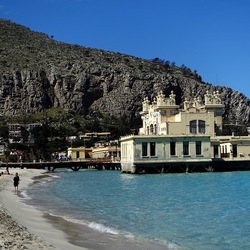 MONDELLO. Fotografie di Giulio Azzarello ©2024.