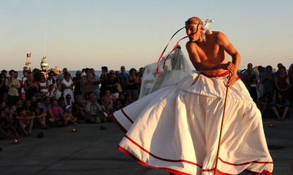 TRAMPOLIERI A LINOSA in Sicilia tutti i momenti dello spettacolo. Fotografie di Giulio Azzarello &copy;2014.