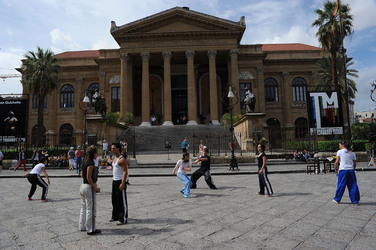 DANZE URBANE contemporanee per le vie di Palermo. Fotografie di Giulio Azzarello &copy;2014.