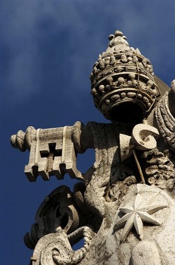 LE SCULTURE DI SAN PIETRO sopra il colonnato a Roma. Fotografie di Giulio Azzarello &copy;2014.