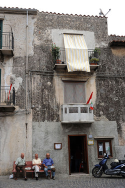 ISNELLO in Sicilia comune e paese del territorio delle madonie. Fotografie di Giulio Azzarello &copy;2014.