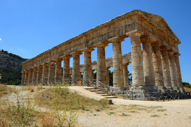 SEGESTA il sito archeologico il teatro greco e l acropoli. Panorami e particolari. Fotografie di Giulio Azzarello &copy;2014.