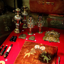 LA SINAGOGA di CRACOVIA. Fotografie di Giulio Azzarello ©2016. LA SINAGOGA di CRACOVIA. Fotografie di Giulio Azzarello ©2016.