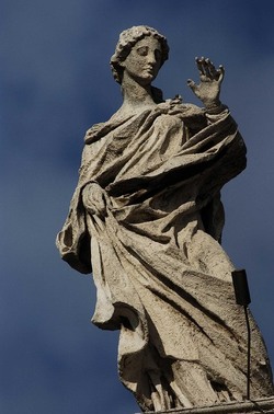 LE SCULTURE DI SAN PIETRO sopra il colonnato a Roma. Fotografie di Giulio Azzarello &copy;2014.
